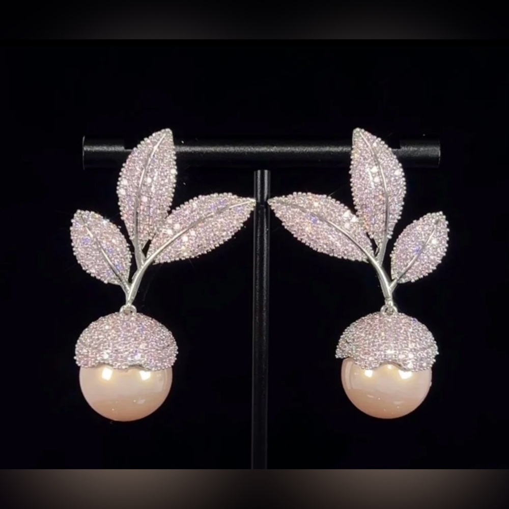 Sparkling floral pink faux pearl earring